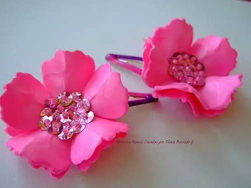 Broches con flores de goma eva hechos por Thais Barreto en ...