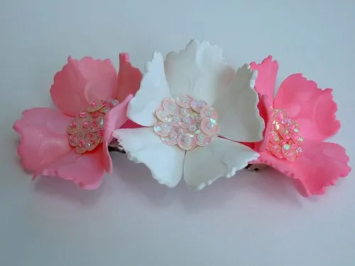 Broches con flores de goma eva hechos por Thais Barreto en ...