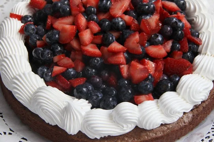 Brownie+Arándanos+Frutillas | Tortas y Tartas decoradas | Pinterest