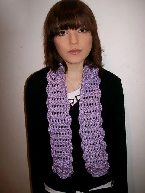 bufanda lila con flores bufanda tejida al crochet con detalle de ...