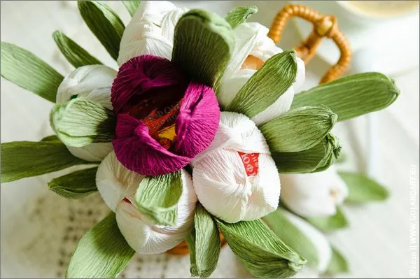 Букет из конфет. Как сделать цветы (крокусы или тюльпаны) из ...