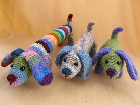 Buscar el patrón perro Crochet Amigurumi por CraftyDebDesigns