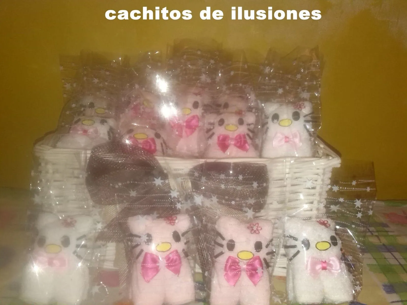 Cachitos de ilusiones: Hello kittys hechas con toallas