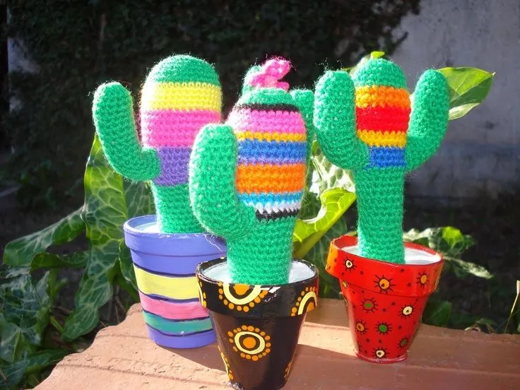 Con unos cactus a ganchillo y unas macetas decoradas se puede ...