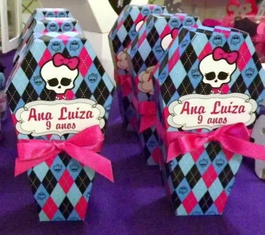 Caja Ataúd de Monster High. Tutorial con plantilla. | Ideas y ... Caja Ataúd de Monster High. Tutorial con plantilla. | Ideas y ...