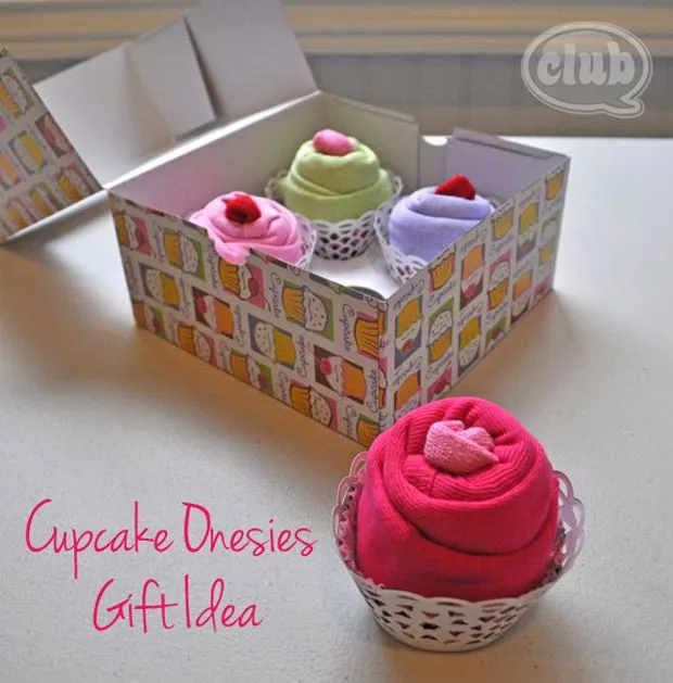 Una caja de cupcakes o un envoltorio para ropa de bebé ...