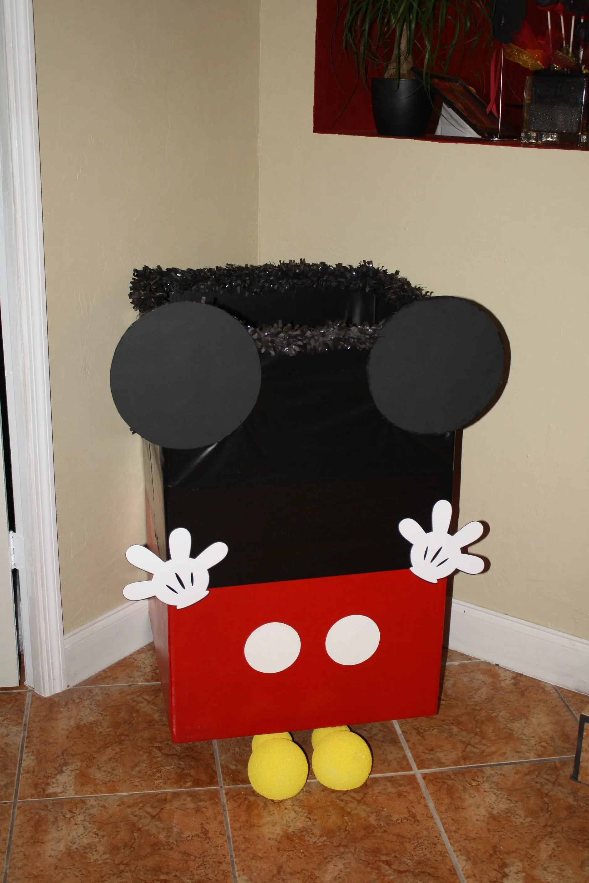 Caja para poner los regalos de los invitados del tema Mickey Mouse ...