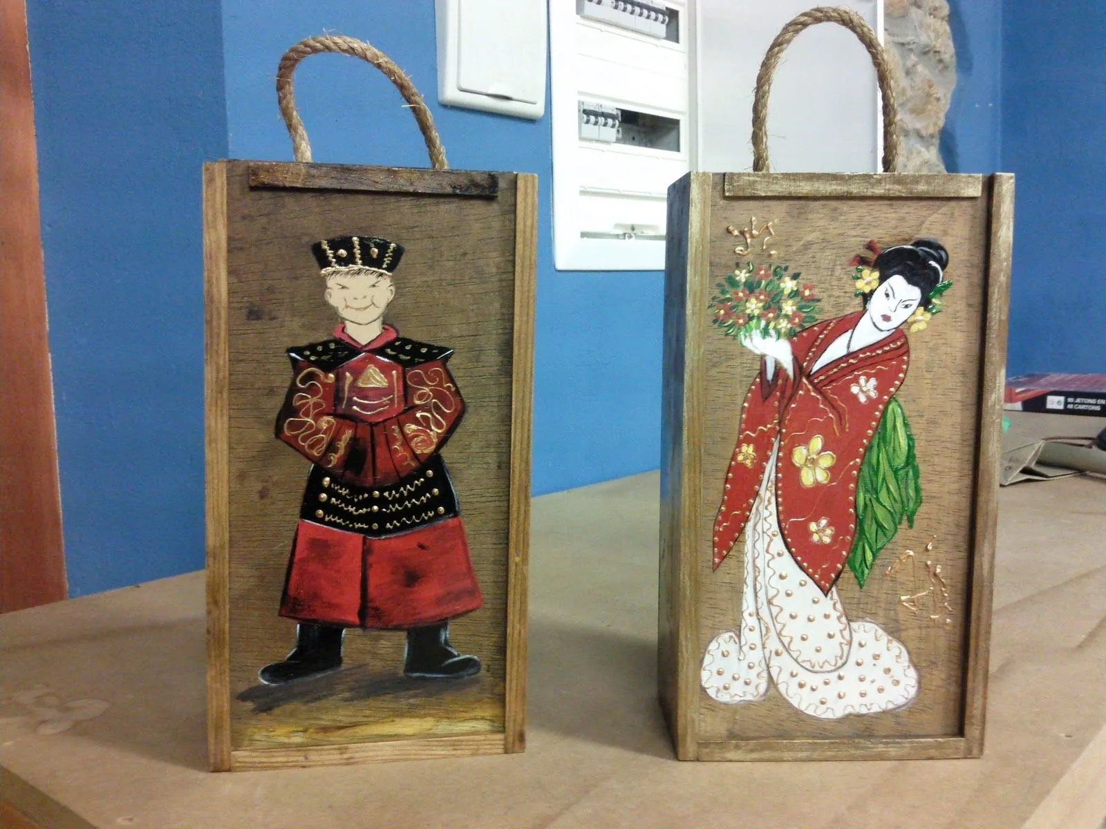 Cajas de madera decoradas con un dibuos chinos y relieves dorados ...
