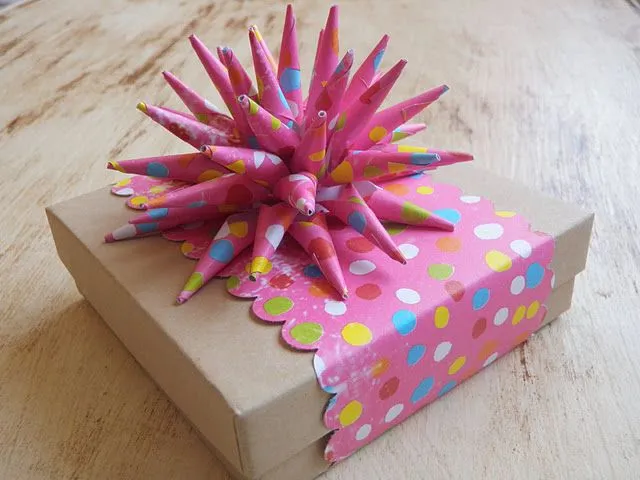 Hacer flores de papel para envolver regalos en Cajas / Moñas ...