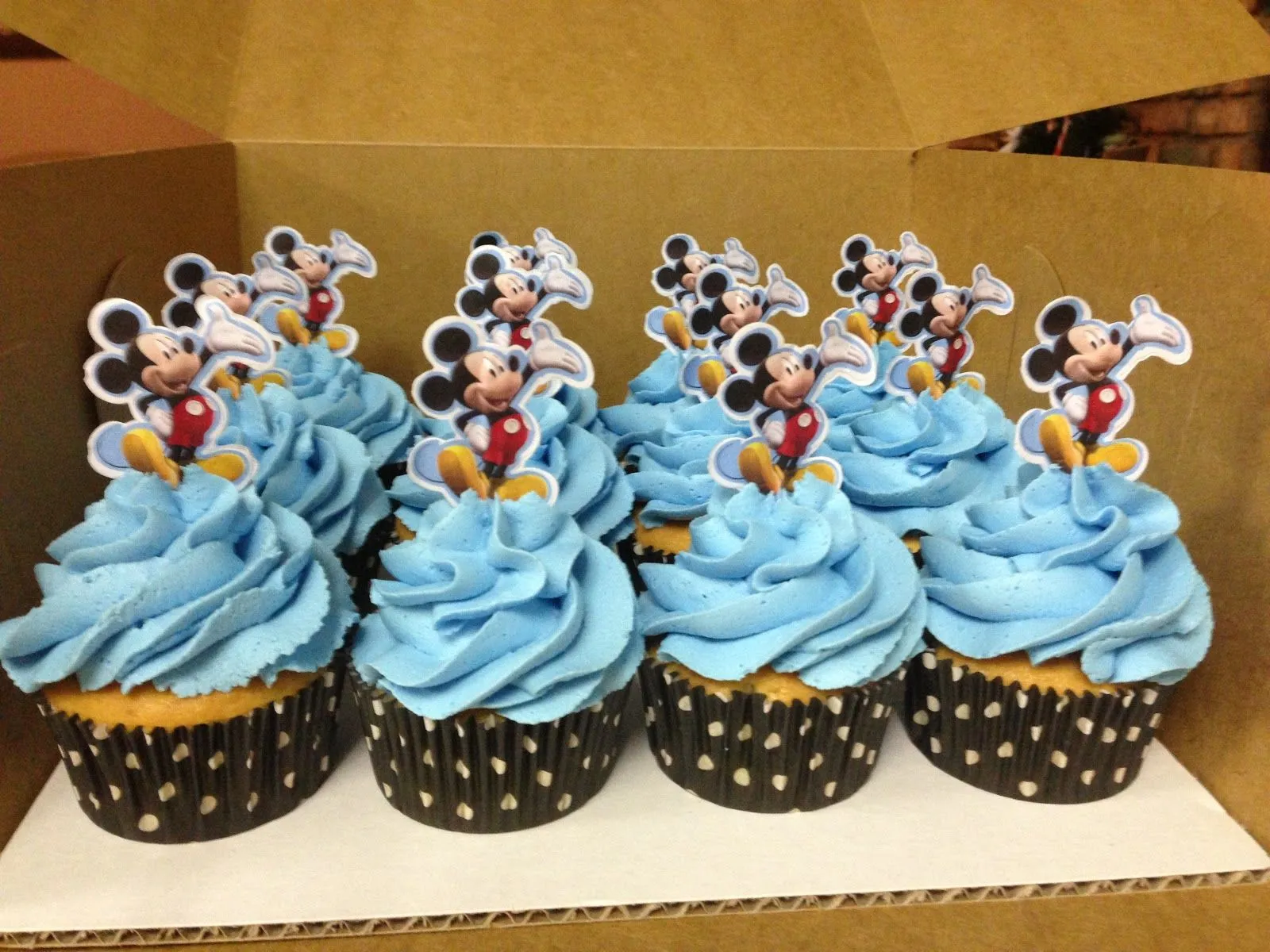 Cakes by Mindy: Mickey Mouse Cupcakes