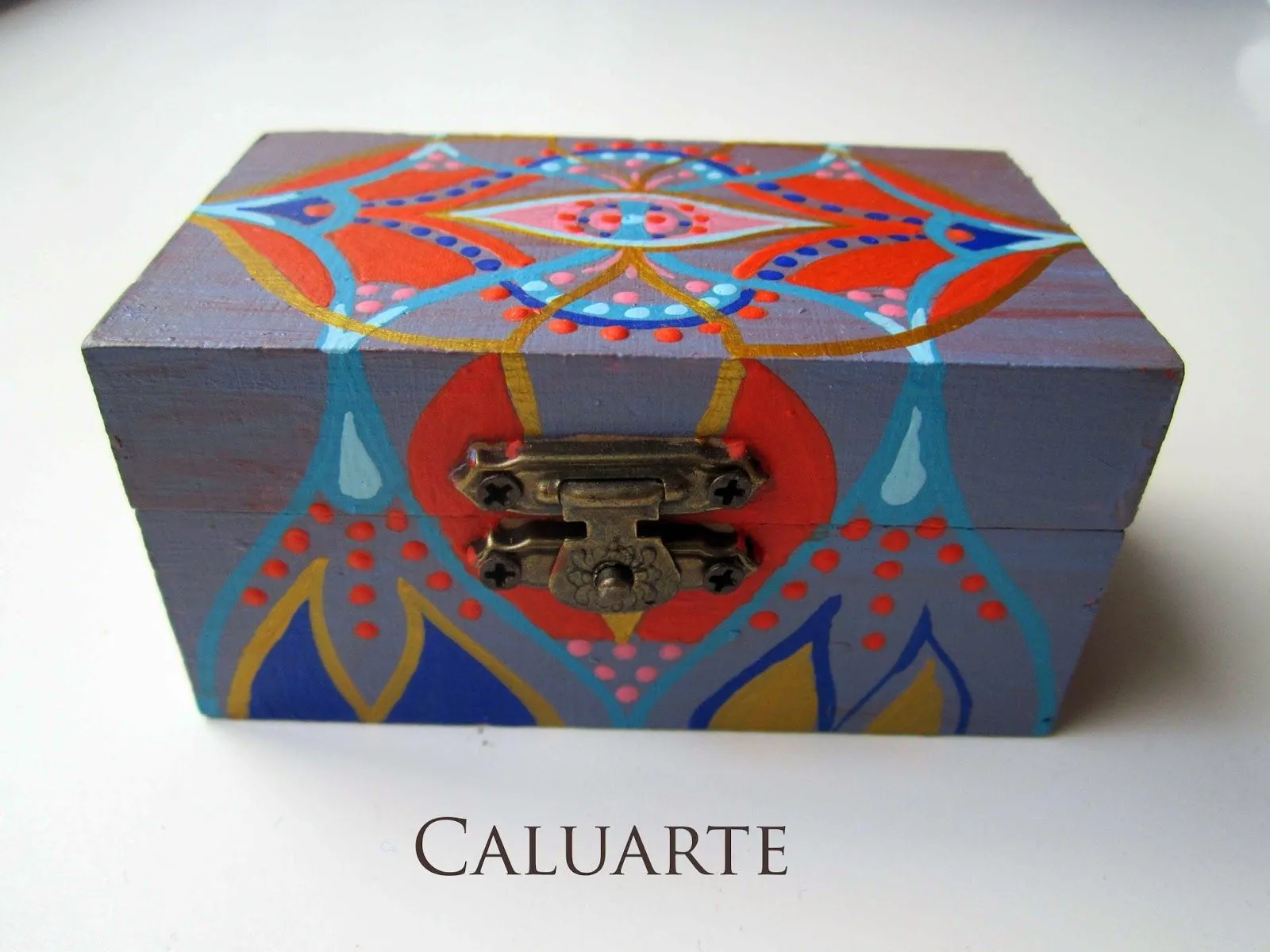 Caluarte: Caja de madera pintada a mano Lila azul