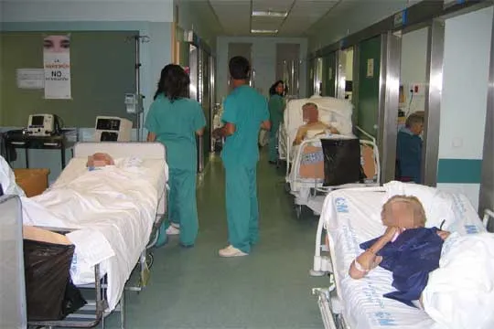 Las camas con enfermos, en los pasillos del hospital 12 de Octubre ...