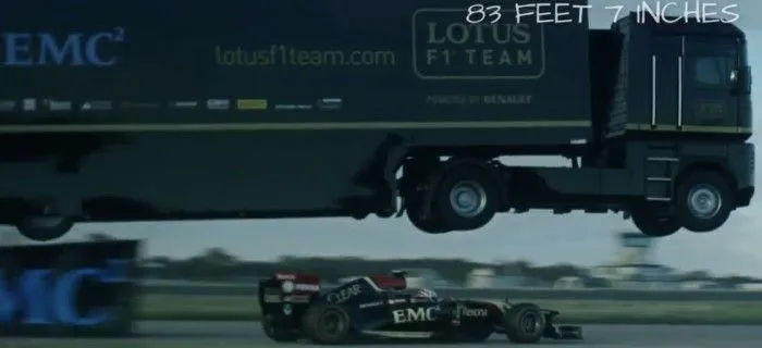 Un camión con trailer volando por encima de un F1, aunque no te lo ...