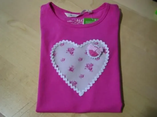 camiseta corazón tela,cinta,piquillo cosido a mano | Remeras ...