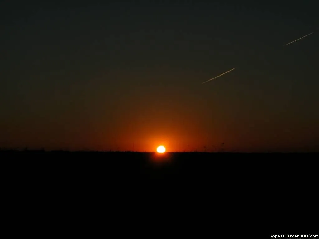 fotos de paisajes - paisaje de sol rojo sobre fondo oscuro al amanecer