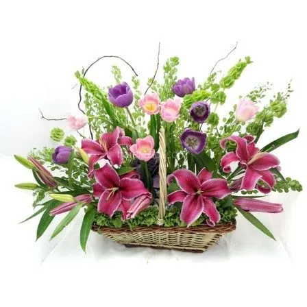canasta con tulipanes morados y acapulcos | Arreglos florales ...