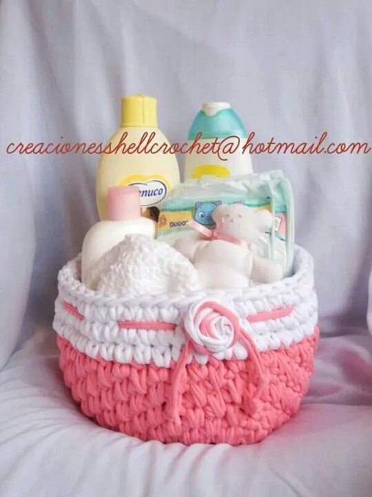 Canastilla bebé rosa y blanca con flor | Cestas a trapillo | Pinterest