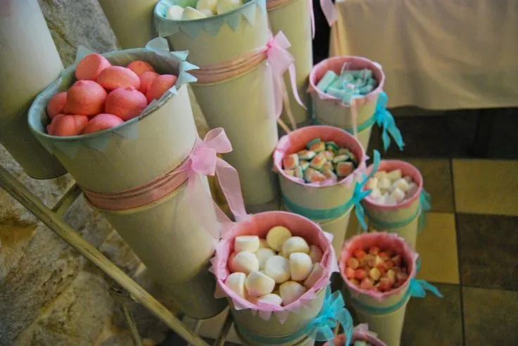Candy bar in soft pink and blue for kids party. Mesa de dulces en ...