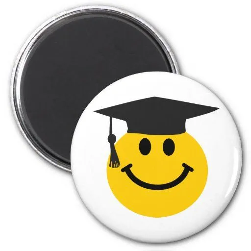 Cara sonriente graduada con el gorra de la graduac imán redondo 5 ...