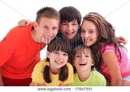 Caras sonrientes de varios niños felices. Fondo blanco Fotos stock ...