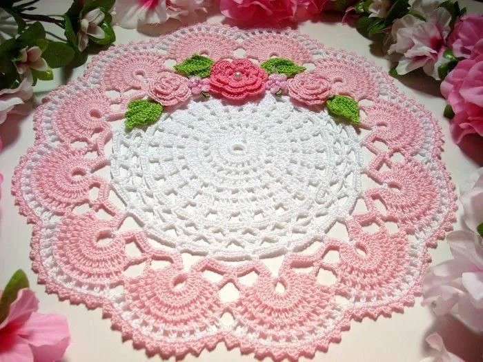 双色钩针桌巾 | carpetas tejidas al crochet | Pinterest