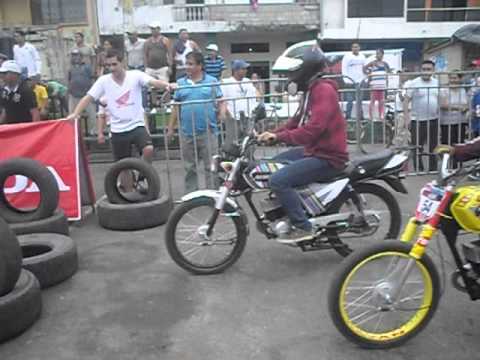 carrera de motos suzuki ax 100 en la Troncal Ecuador - YouTube