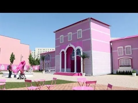 La casa de Barbie, a tamaño real - YouTube