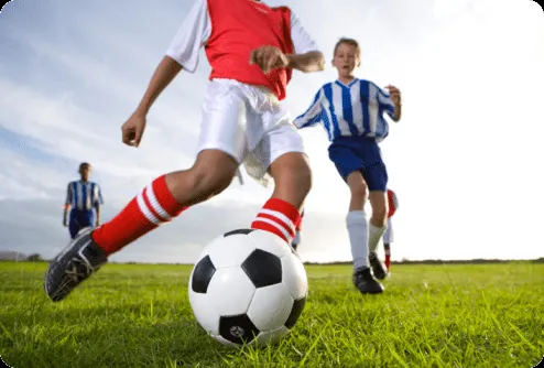 Foto niños jugando futbol - Imagui