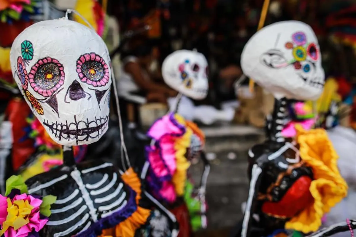 Catrinas y piñatas se fusionan para mantener la tradición del Día de los  Muertos pese a la pandemia - Los Angeles Times