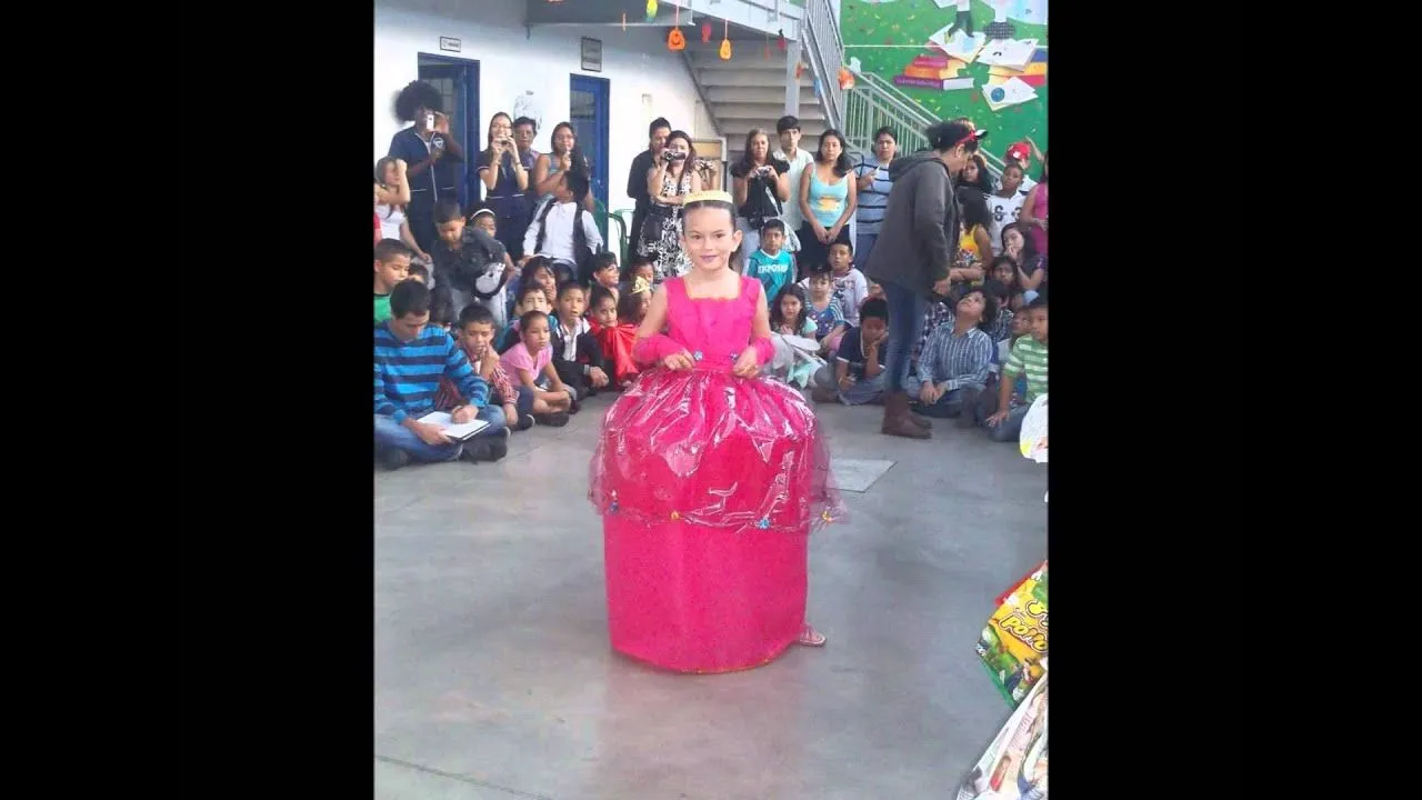 CELEBRACIÓN DÍA DEL NIÑO DISFRACES EN MATERIAL RECICLABLE - YouTube CELEBRACIÓN DÍA DEL NIÑO DISFRACES EN MATERIAL RECICLABLE - YouTube
