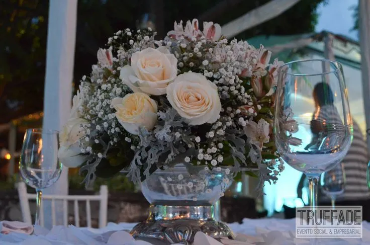 Centro de mesa para boda Plateado con flores rosas ivory y ...