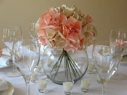 centro de mesa hecho con flores de papel en dos tonos, alambre y ...