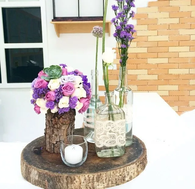 Centro de mesa rodaja de madera , tronco de madera con flores ...