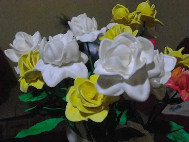 Centros de flores de goma eva - Imagui