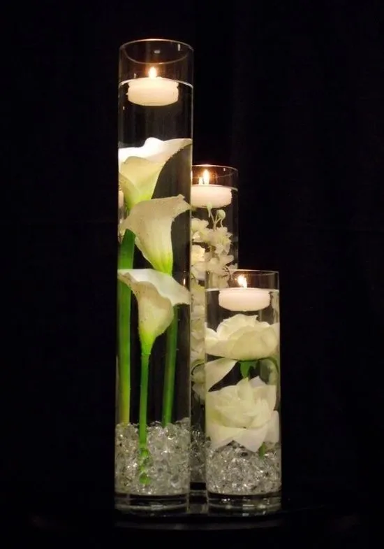 Centros de mesa en base de vidrio con alcatraz, velas y flores ...