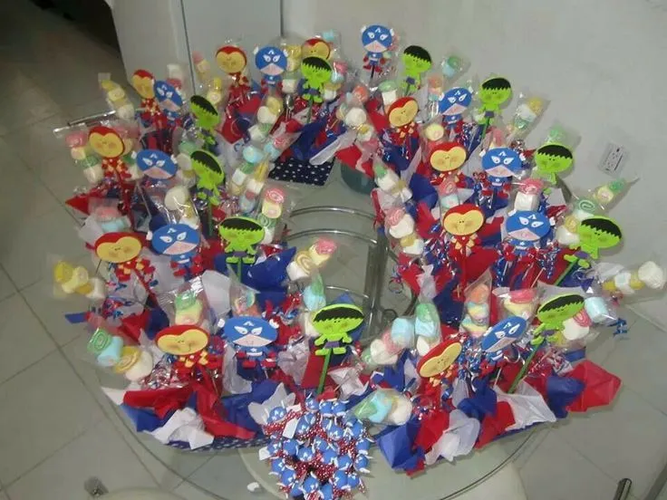 Centros de mesa de superheroes con banderillas de bombones hechos ...