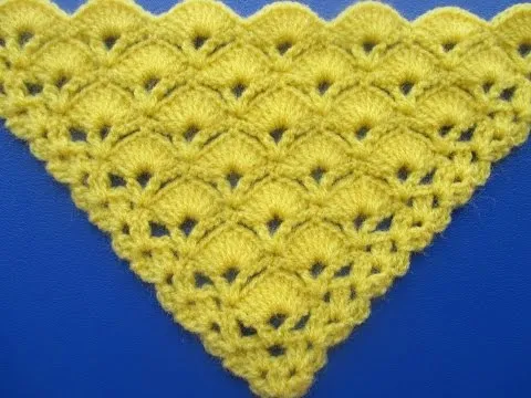 Chal Triangular Tejido a Crochet en Punto Abanicos﻿