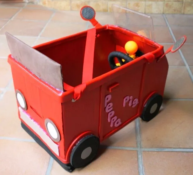 CHEAParty: Disfraz coche Peppa Pig de cartón realizado por "