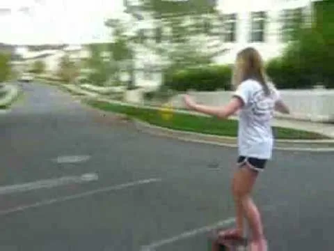 Chica en patineta come concreto - YouTube