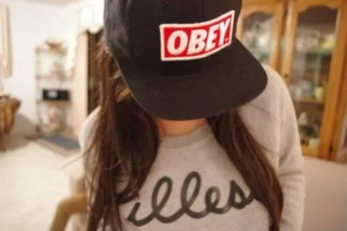 Chicas swaggers y gorras Obey