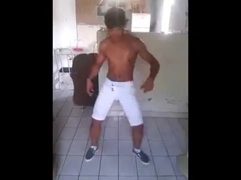 chico bailando musica brasilera - YouTube