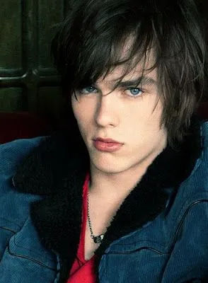 un chico de piel palida cabello negro y ojos azules un chico de piel palida cabello negro y ojos azules
