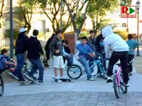 Chicos skaters de la Plaza solicitan una pista - Campana - YouTube