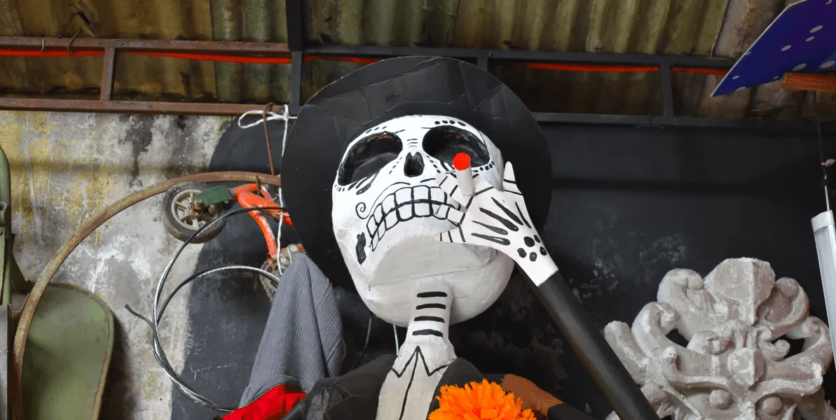 chilango - Dentro de un taller de cartonería preparándose para el Día de  Muertos