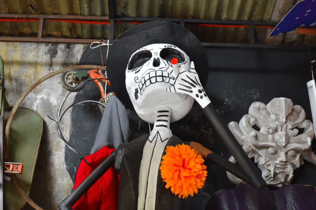 chilango - Dentro de un taller de cartonería preparándose para el Día de  Muertos