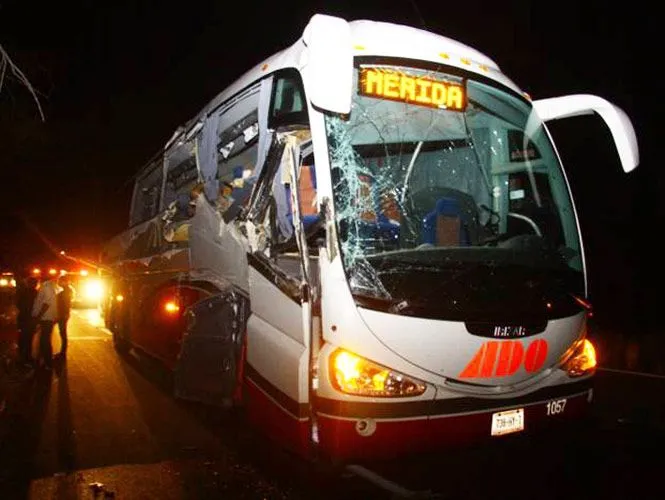 Choca un autobús con un tráiler en la carretera Mérida-Cancún; dos ...