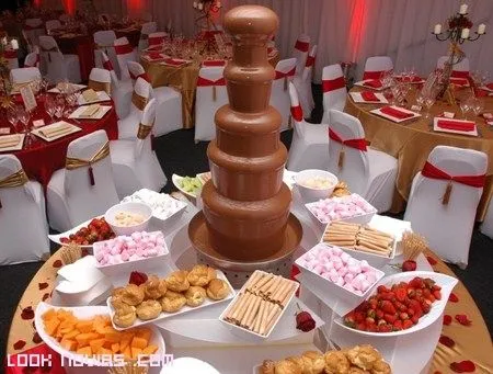 Mesa de postres para boda con fuente de chocolate - Imagui