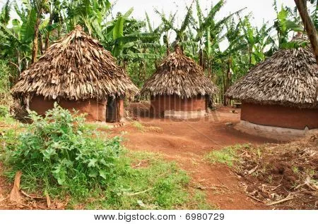 Chozas africanas tradicionales Fotos stock e Imágenes stock | Bigstock