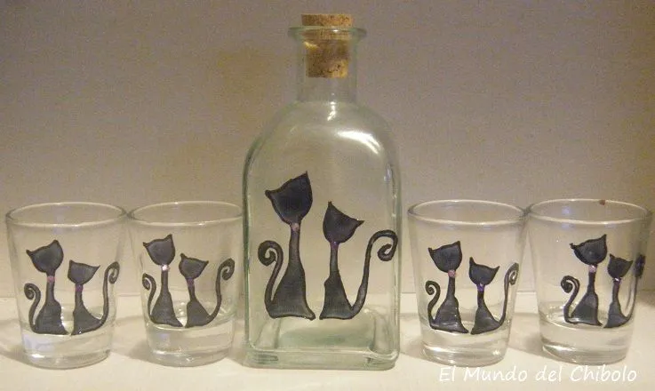  ... Chupitos y botella pintados con silueta de gatos negros con perlitas