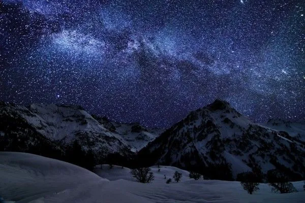 Cielo estrellado sobre las montañas nevadas (54066)